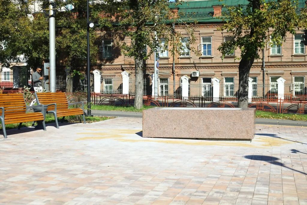 Новые лавочки, муралы и гранитный постамент: как идет благоустройство в Октябрьском округе Иркутска