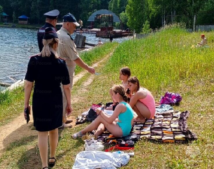 В Приангарье составили больше сотни протоколов на родителей за купание детей без взрослых
