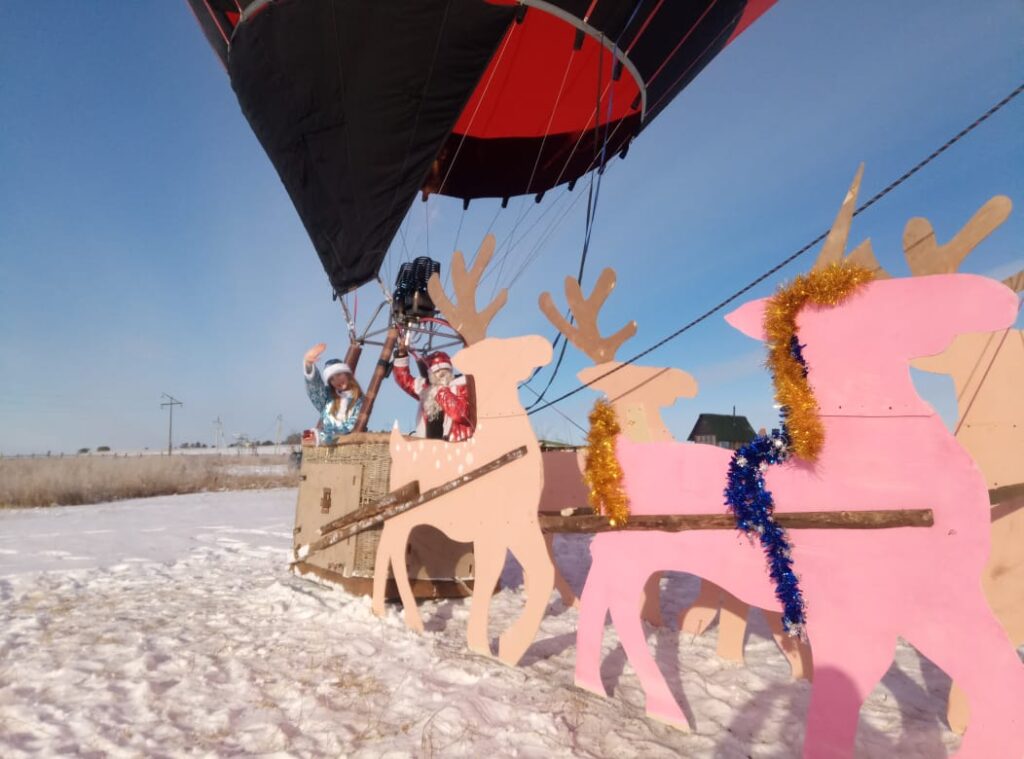 Дед Мороз поздравил жителей Приангарья на Воздушном шаре с оленями