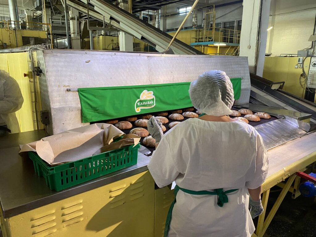 "Дефицита не будет!". Как хлебный завод "Каравай" работает в условиях санкций