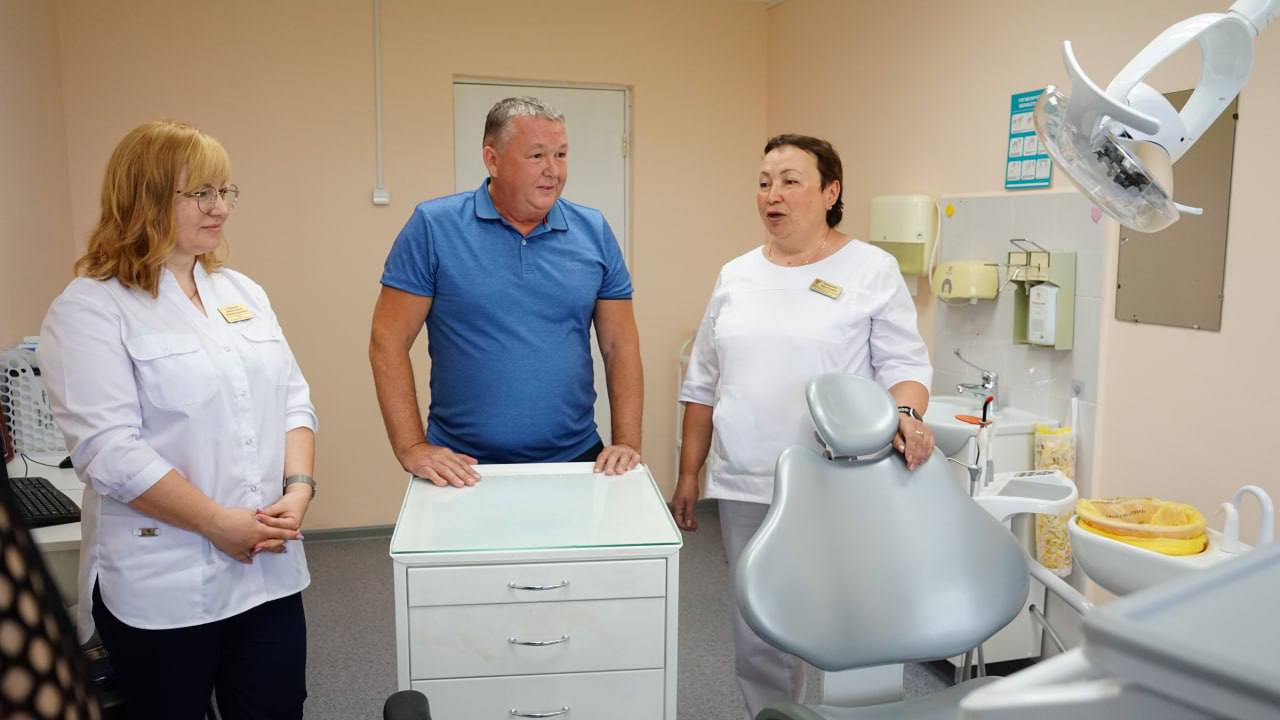 Стоматологический кабинет с врачами обсуждают пациента.