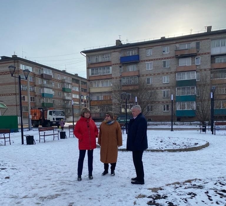 Депутат ЗС Ольга Безродных проверила итоги благоустройства в Зиме и посетила местный хлебозавод
