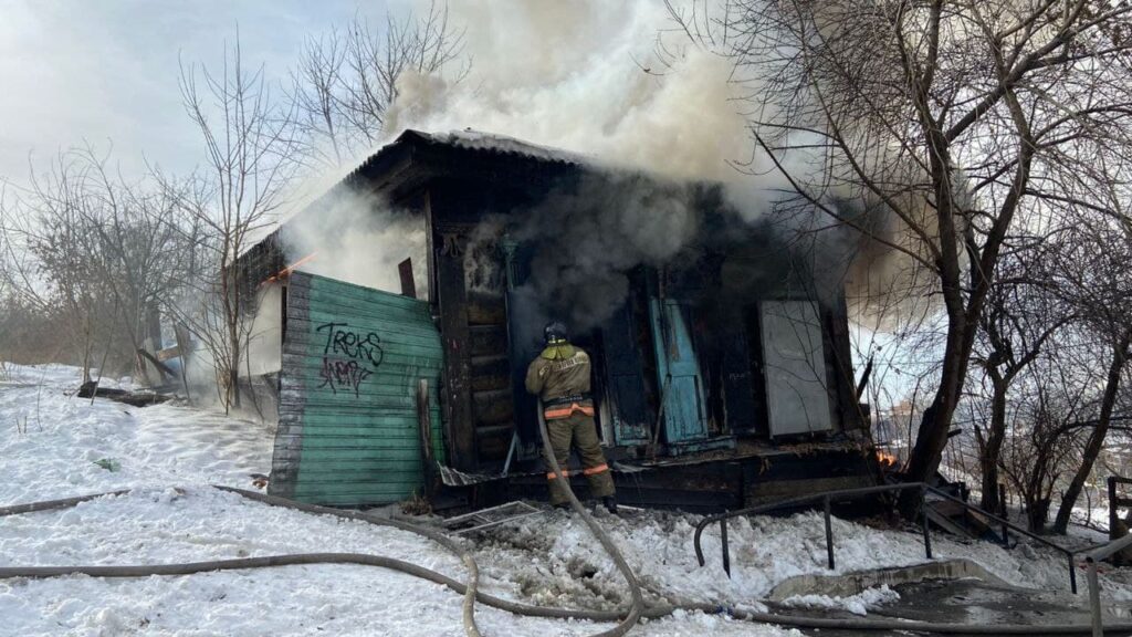 Деревянное здание горит на улице Байкальской в Иркутске