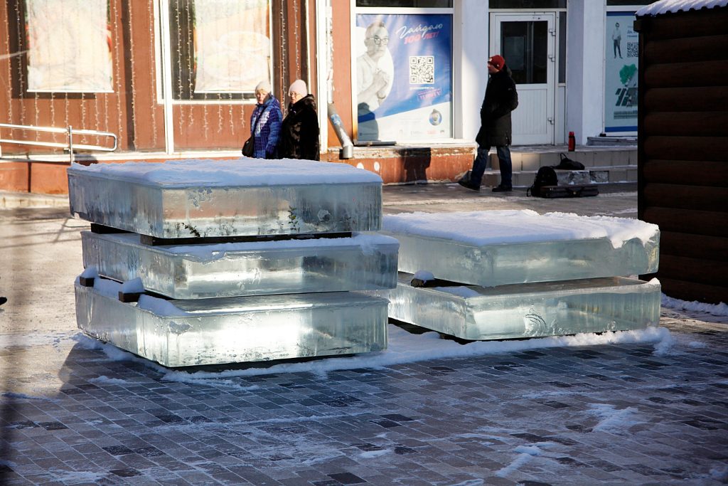 Десять ледяных фигур создают на улице Урицкого в Иркутске