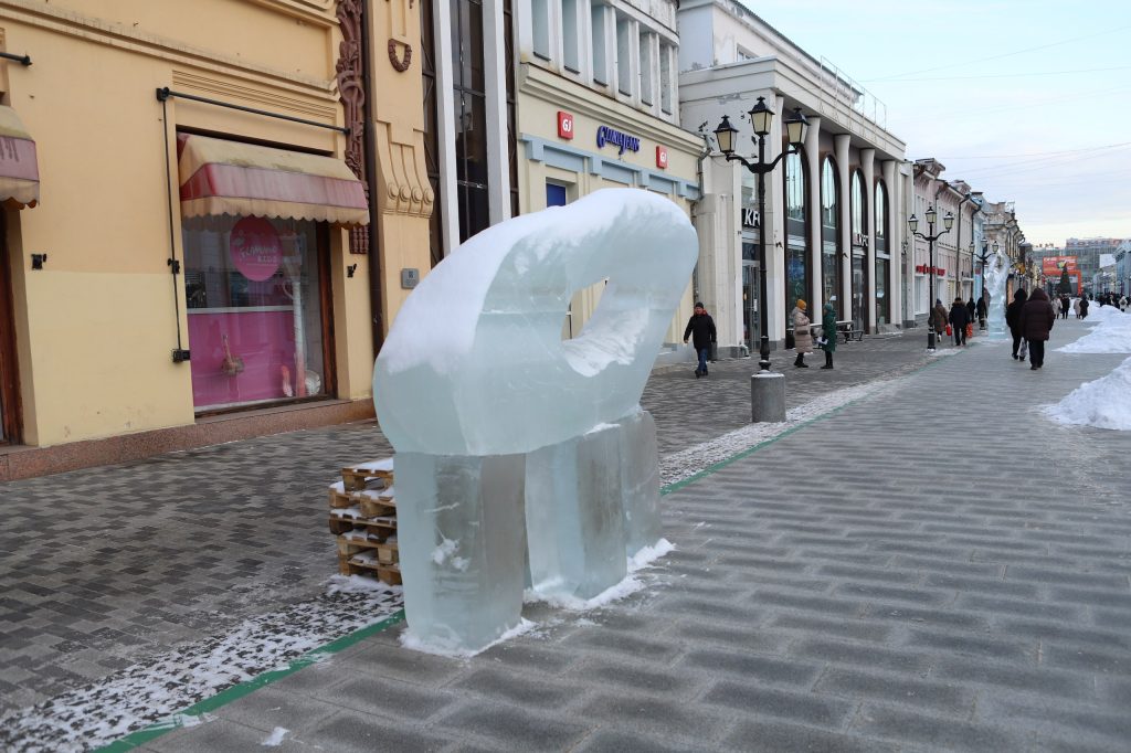 Десять ледяных фигур создают на улице Урицкого в Иркутске