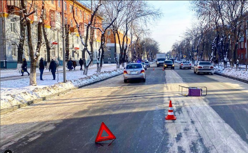 Десятимесячный ребенок на санках попал под колеса иномарки в Иркутске