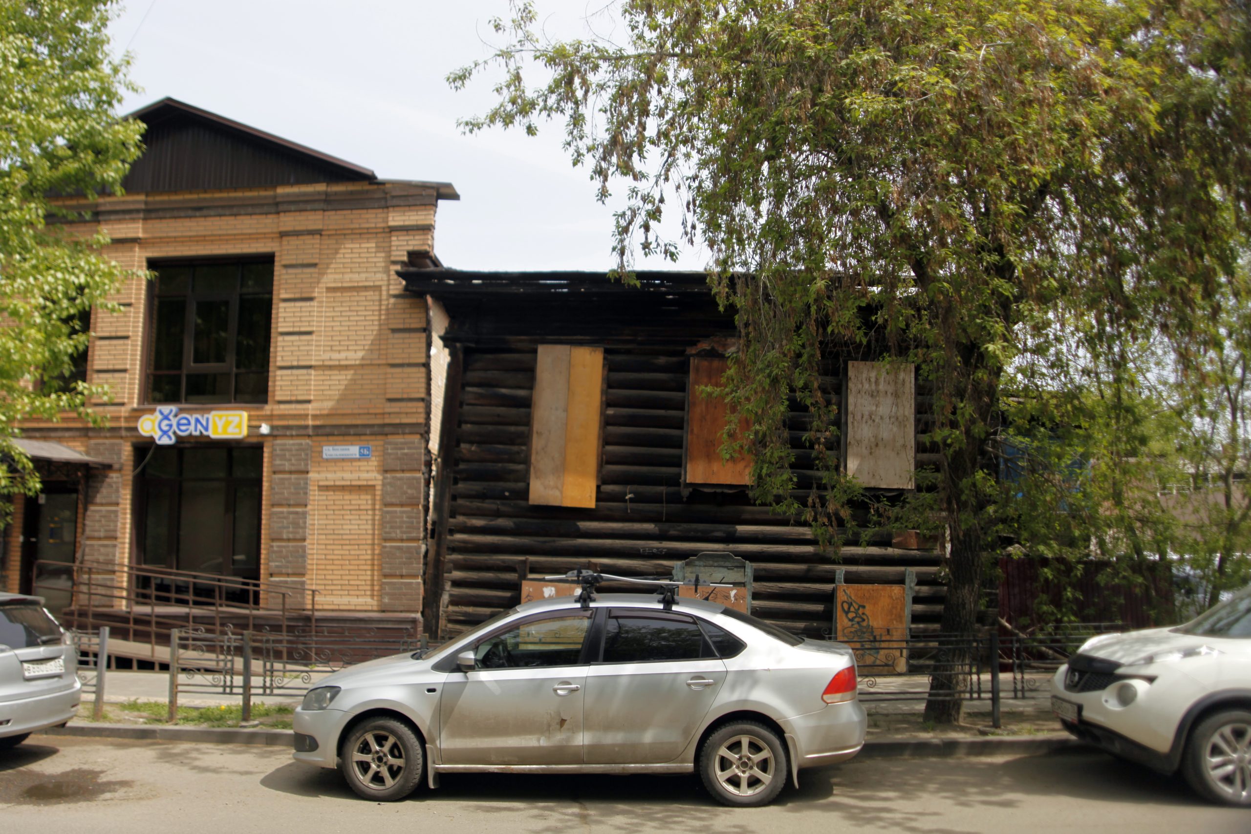 Дом-памятник на Богдана Хмельницкого,9 в Иркутске отреставрируют. А пока он выглядит так