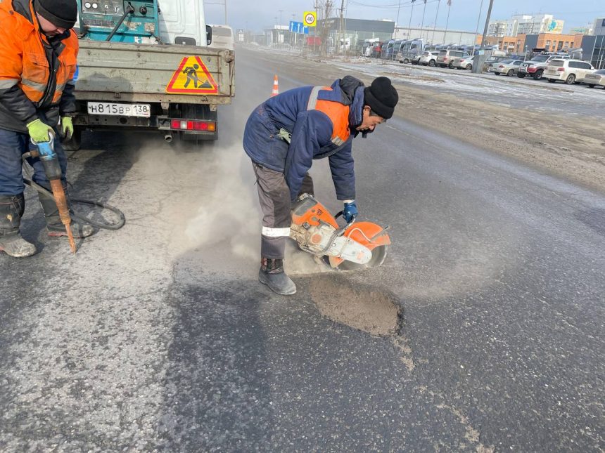 Дорожники приступили к ямочному ремонту дорог в Иркутске