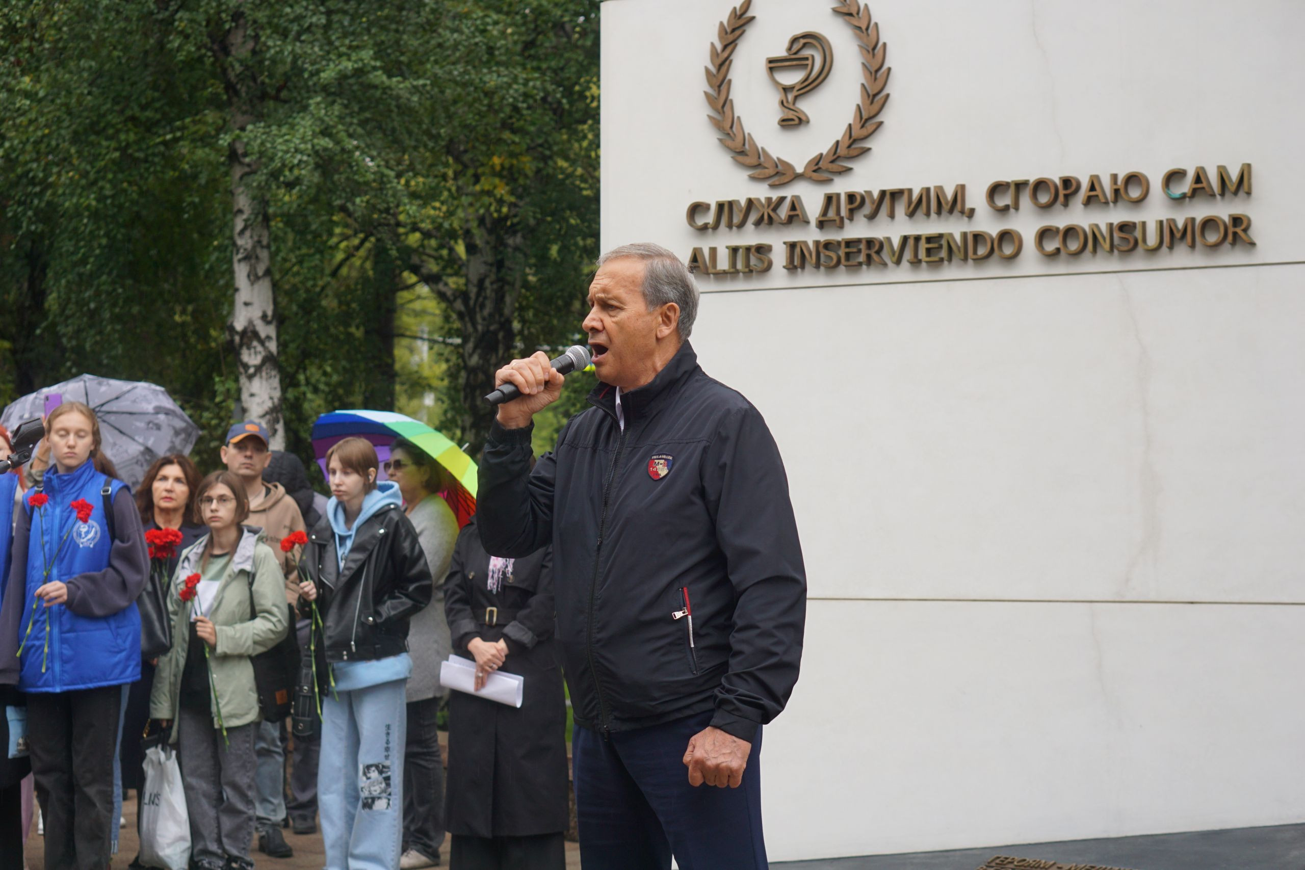 Человек с микрофоном на уличном мероприятии