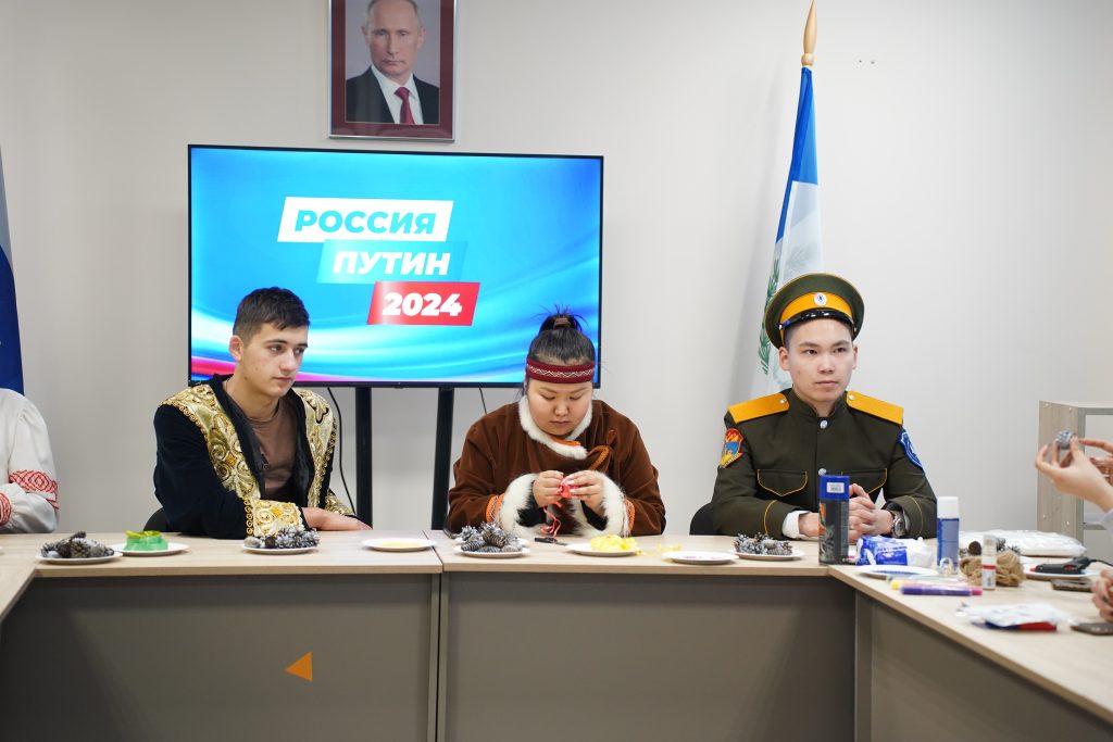 Волонтеры избирательного штаба Владимира Путина в Иркутске нарядили елку и провели мастер-класс по новогодней игрушке