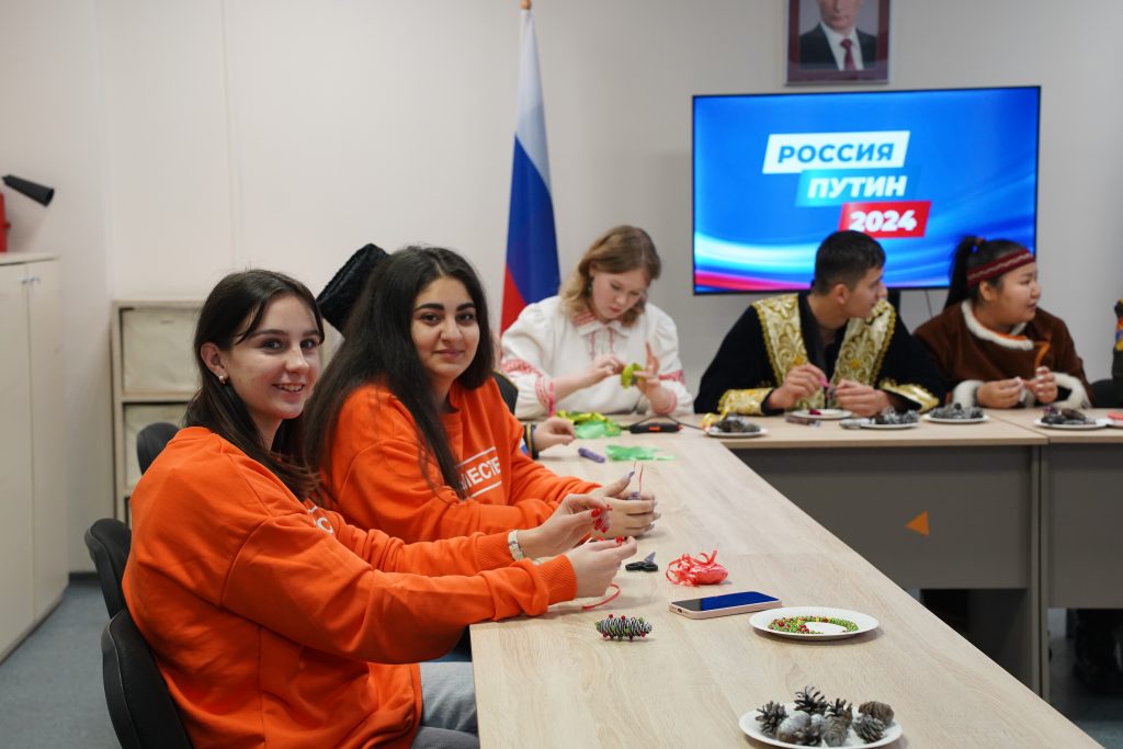 Волонтеры избирательного штаба Владимира Путина в Иркутске нарядили елку и провели мастер-класс по новогодней игрушке