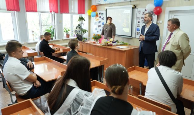 Александр Ведерников провел урок мужества и патриотизма для выпускников в Усольском районе