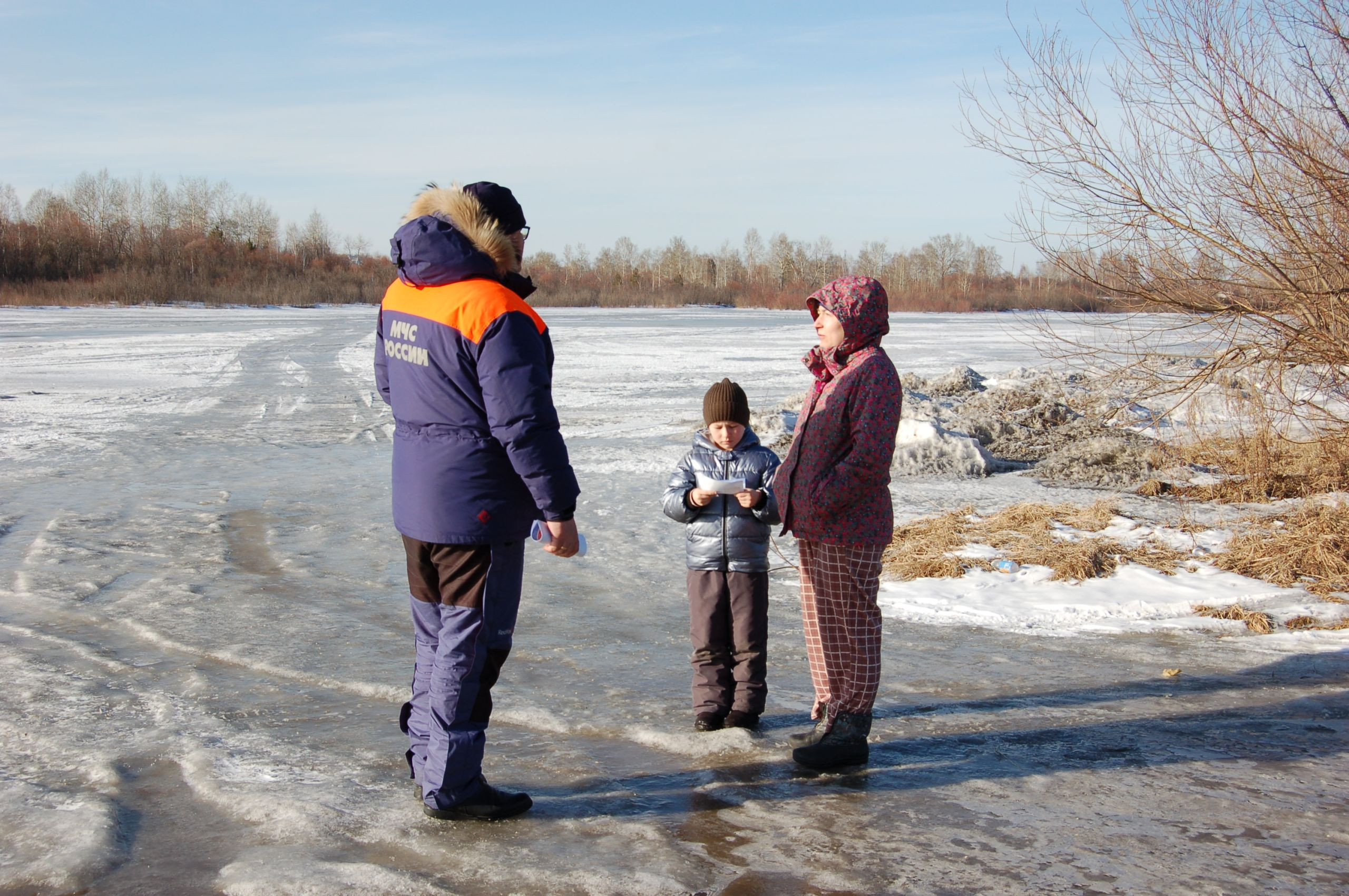 Риск для жизни и природы. Выезжающих на лед нарушителей ловят в Иркутске