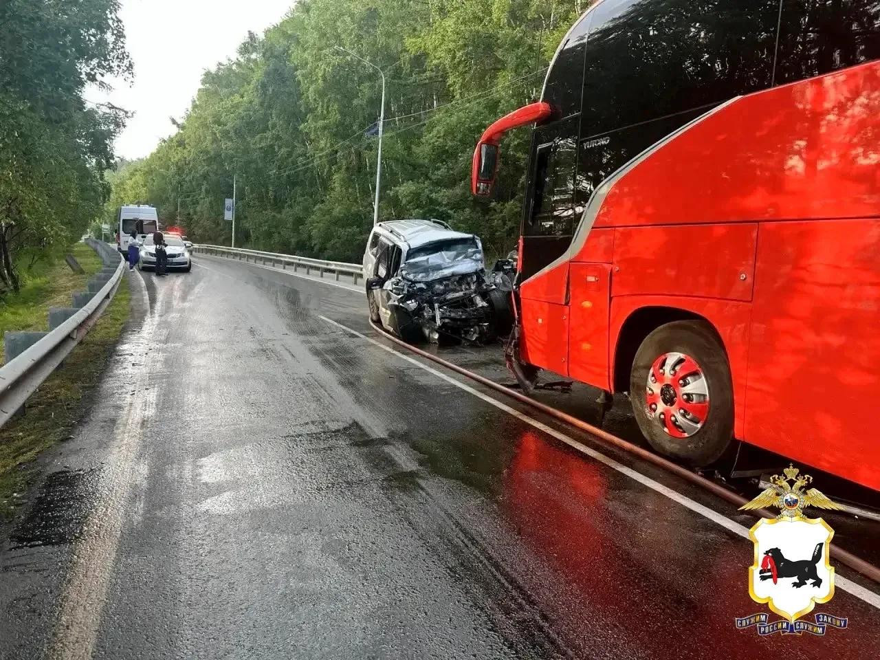 Туристический автобус и легковушка столкнулись на Байкальском тракте