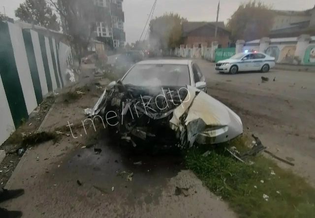Мерседес въехал в столб на Лызина в Иркутске