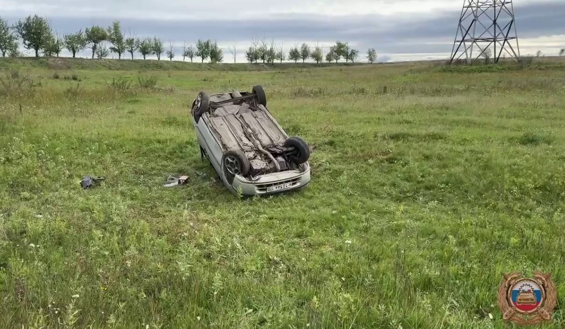 Перевернутый автомобиль на поле