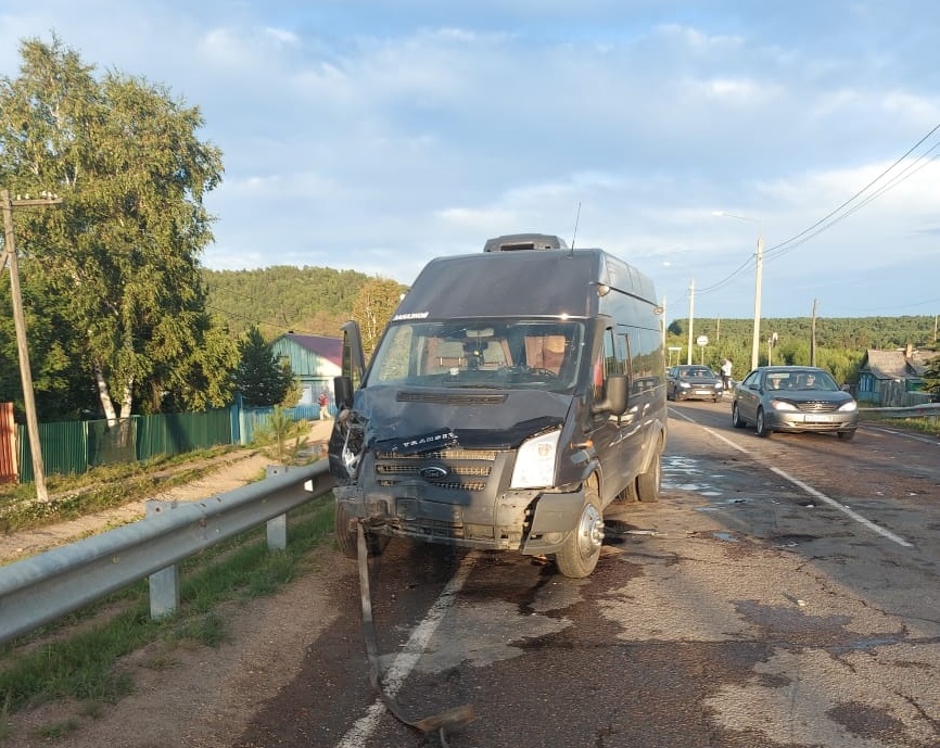 ДТП с маршруткой произошло на Байкальском тракте. Шесть человек доставили в больницу