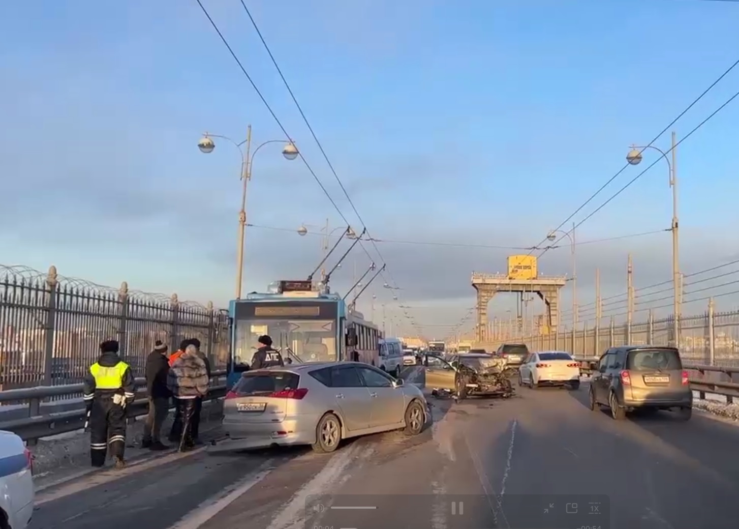 ДТП с троллейбусами на плотине ГЭС в Иркутске произошло из-за мерседеса на встречке