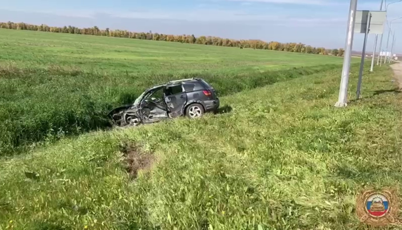 Разбитый внедорожник в канаве возле дороги.