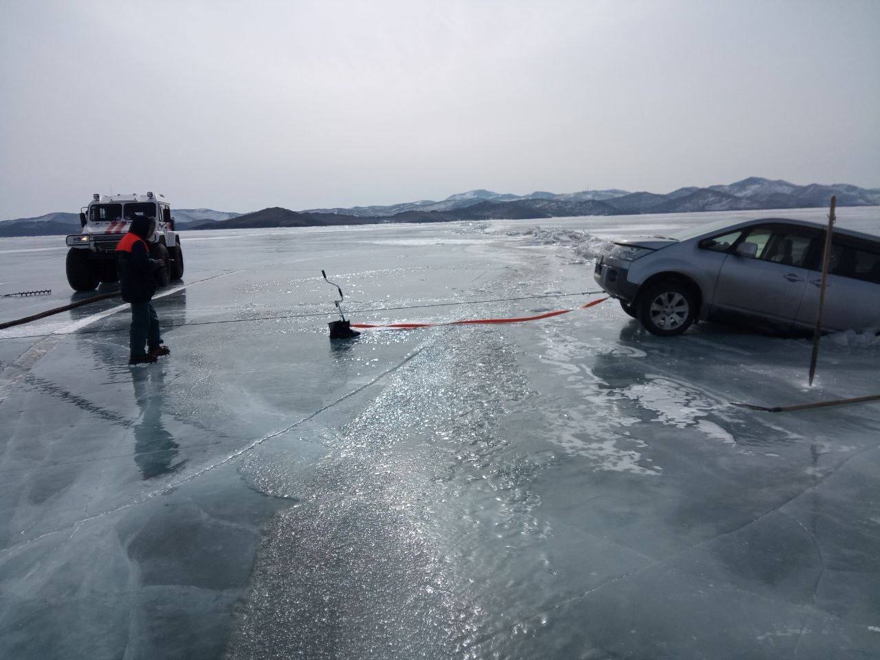 Два автомобиля частично провалились под лед Байкала за 10-12 марта