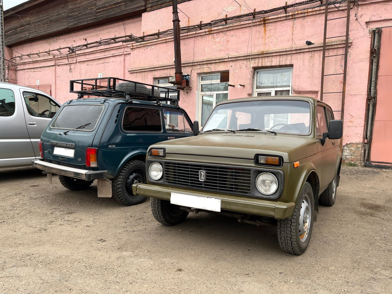 Два автомобиля «Нива» отправили из Иркутска на Донбасс