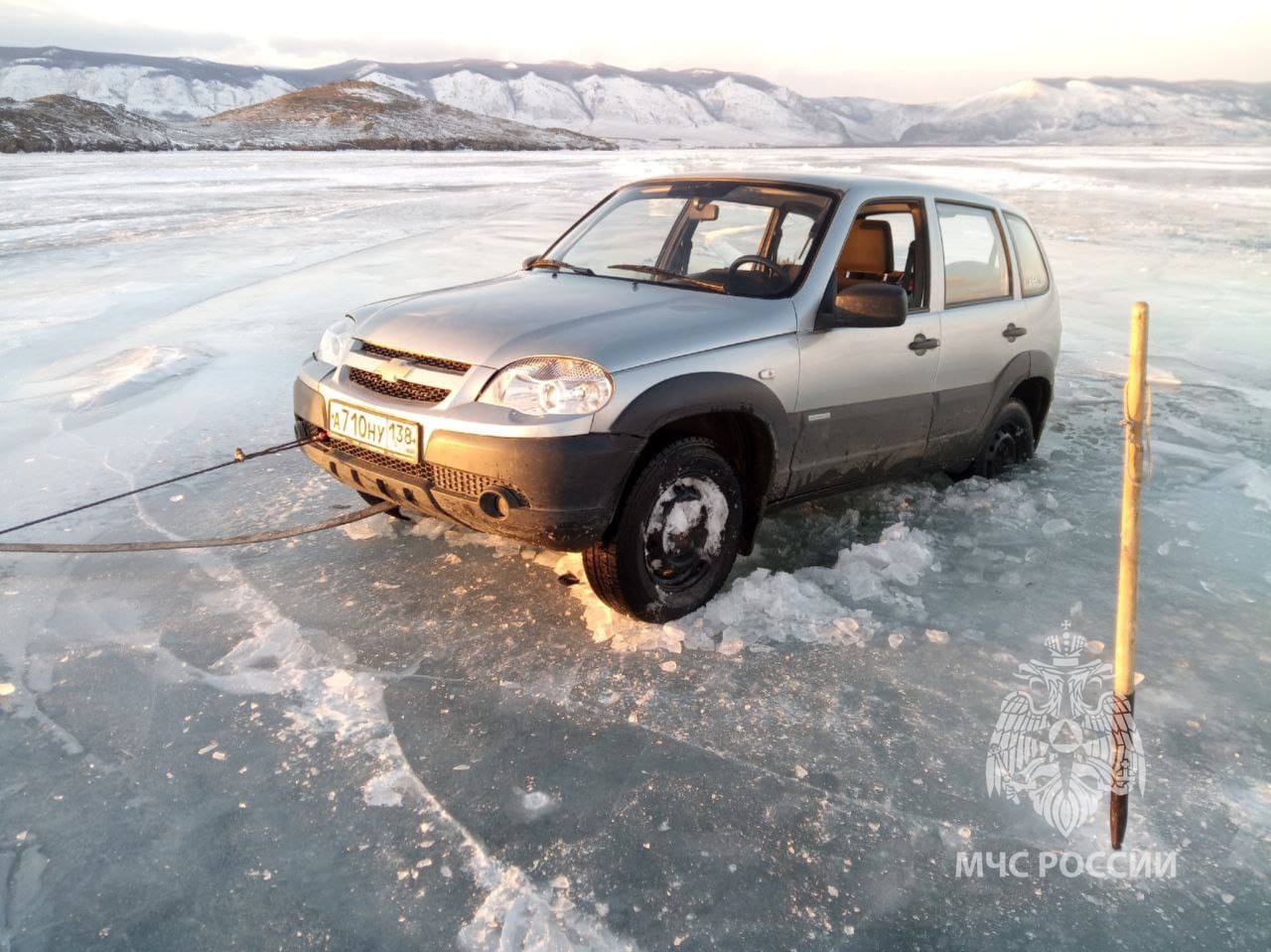 Два автомобиля попали в промоину на Малом Море за день 31 января