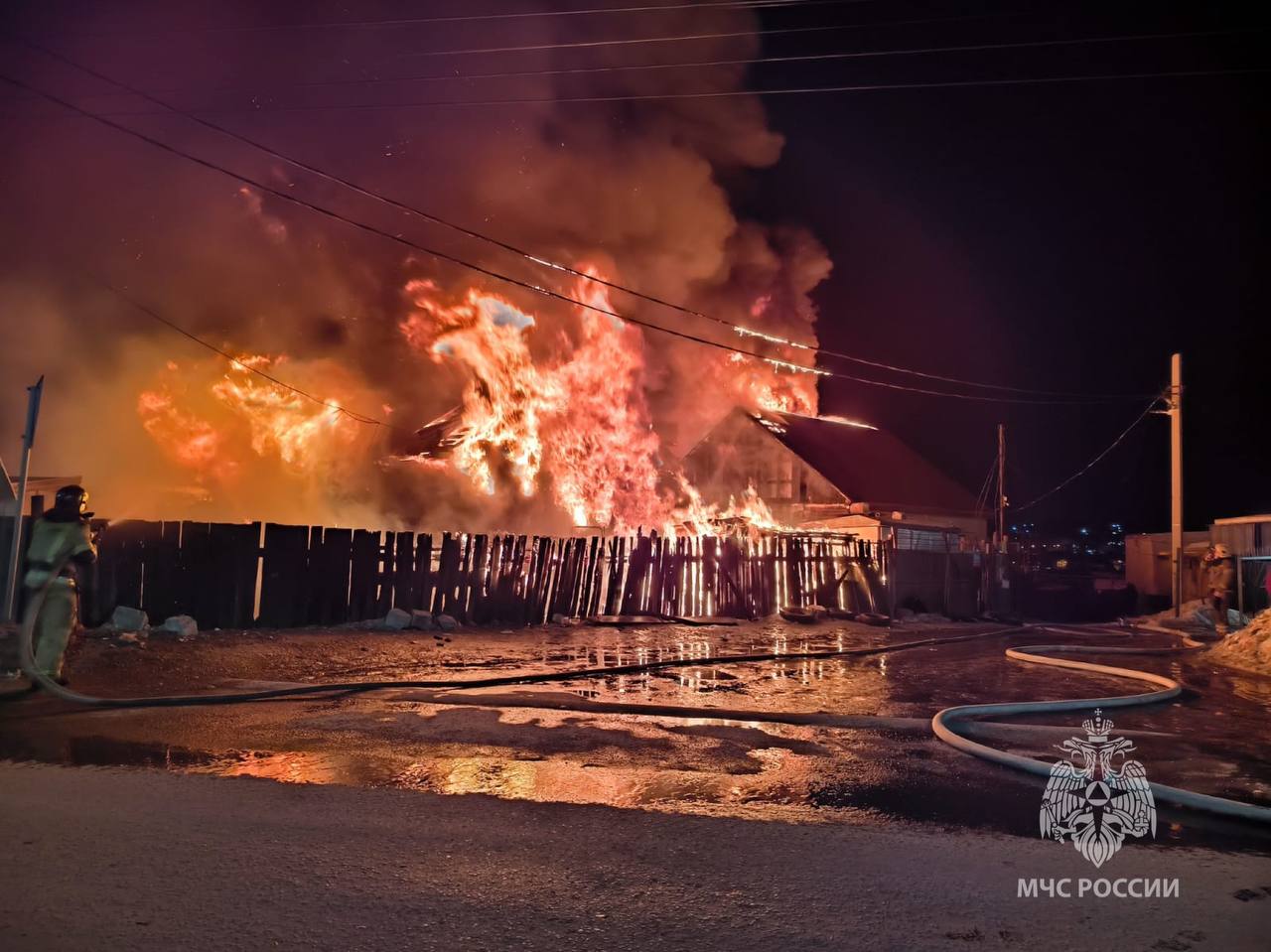 Два частных дома горят в Иркутске
