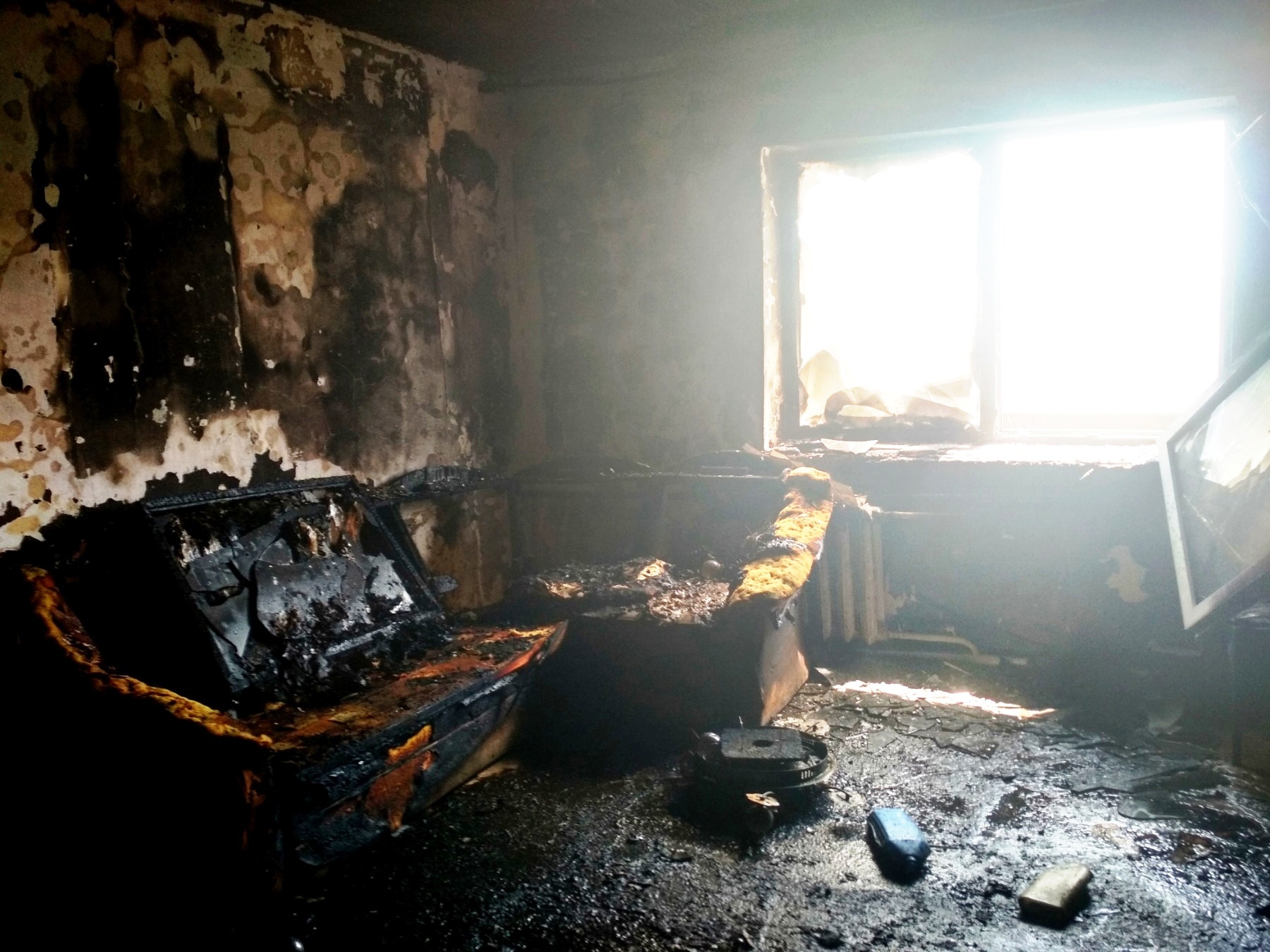 Два человека погибли на пожаре в доме по улице Вьюжная в Иркутске