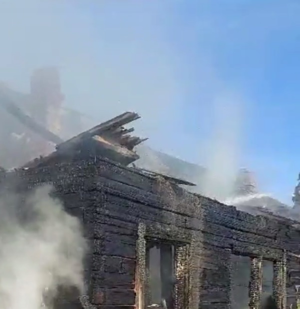 Два человека погибли на пожаре в селе Гадалей Иркутской области