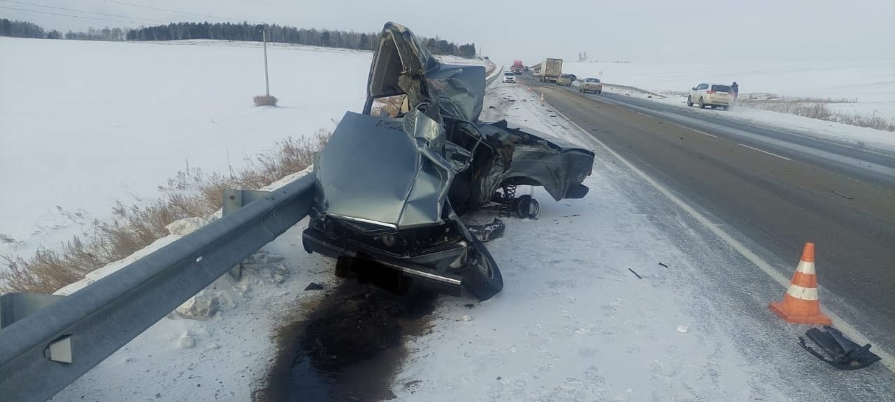 Два человека погибли в ДТП с ВАЗом и грузовиком на трассе "Сибирь"