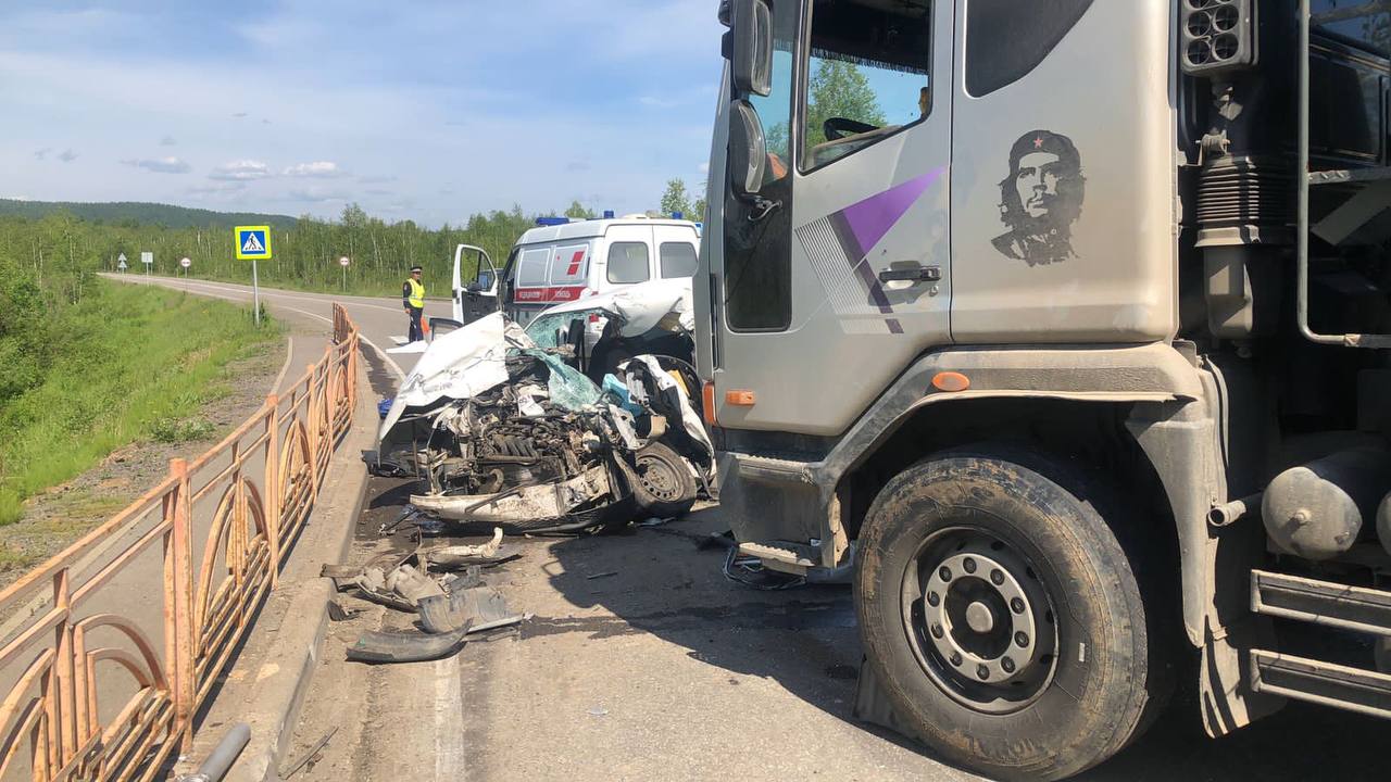 Два человека погибли в лобовом столкновении тойоты и грузовика на Голоустненском тракте 28 июня