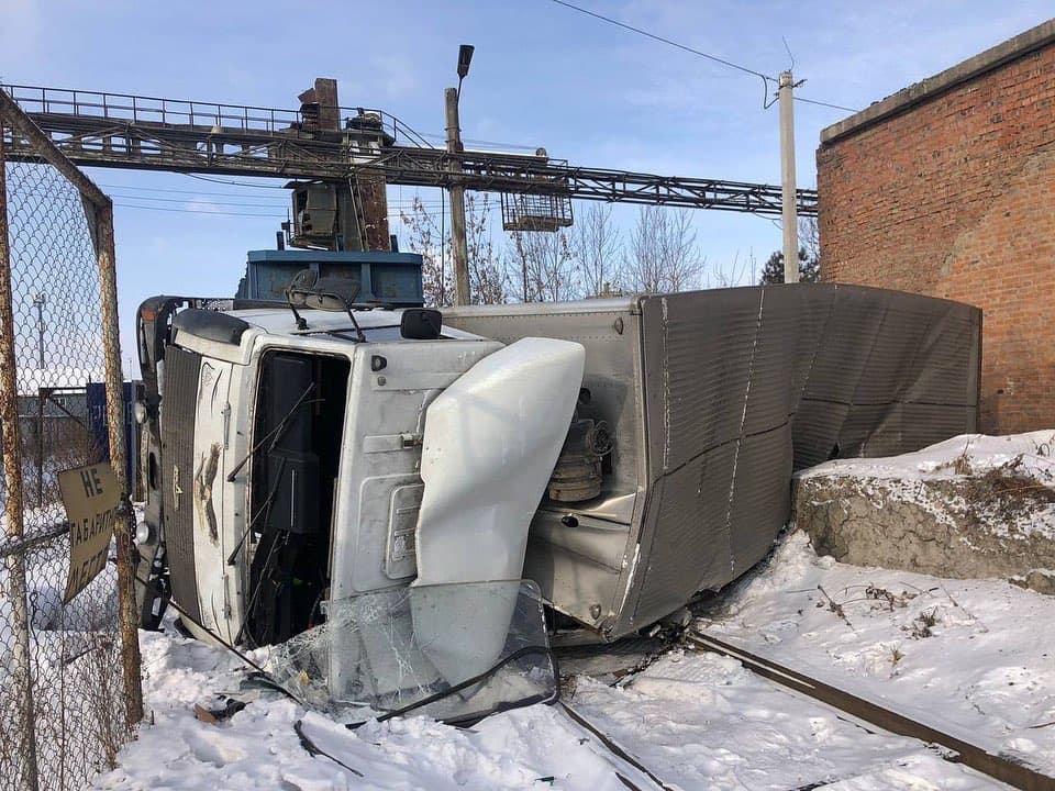 Два человека пострадали в столкновении грузовика с тепловозом в Иркутске