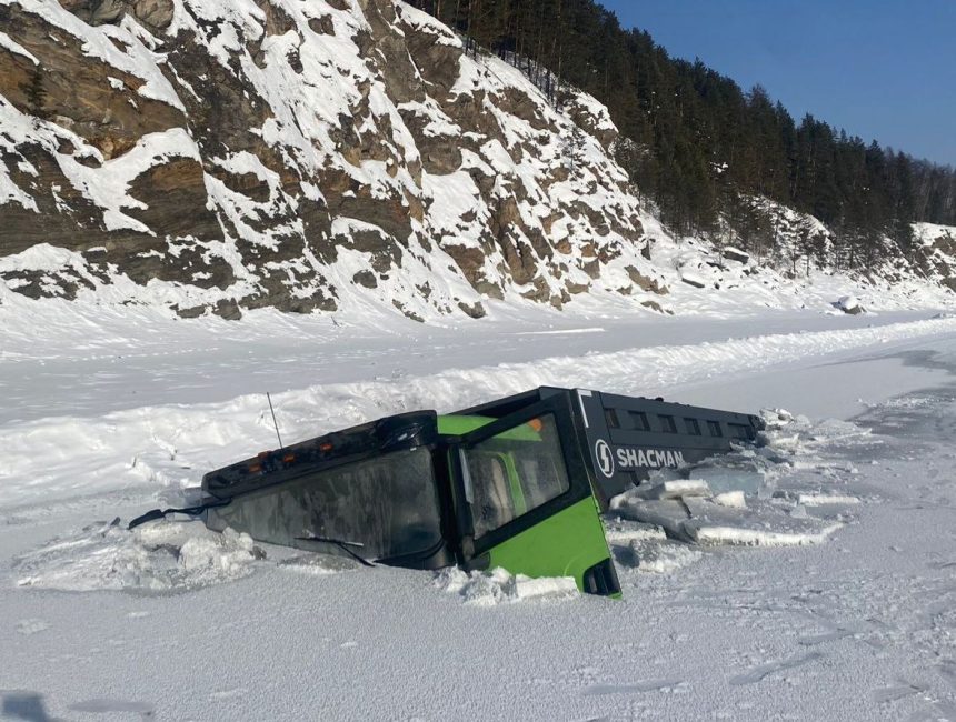 Dva Gruzovika Provalilis Pod Led Reki Vitim Na Severe Irkutskoy Oblasti