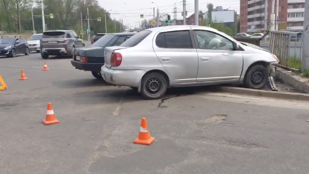 Два пешехода и водитель ВАЗа пострадали в ДТП в Иркутске
