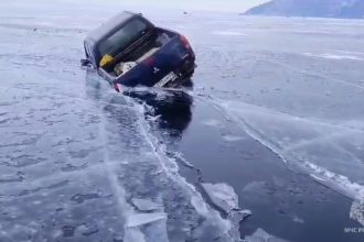 Dva Vnedorozhnika Provalilis V Treschiny Na Baykale