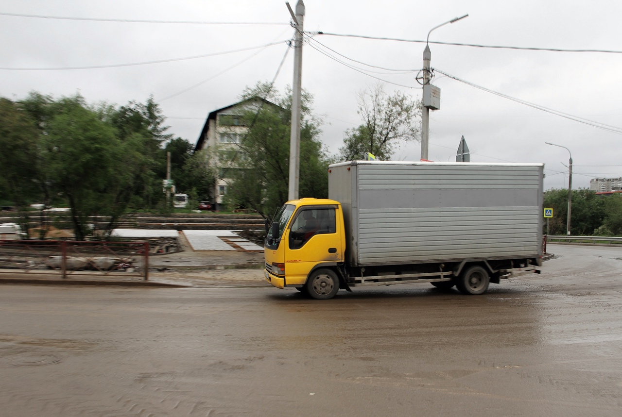 Движение большегрузов ограничили на автодороге Смоленщина-Введенщина-Чистые  Ключи до конца года — Иркутск Сегодня