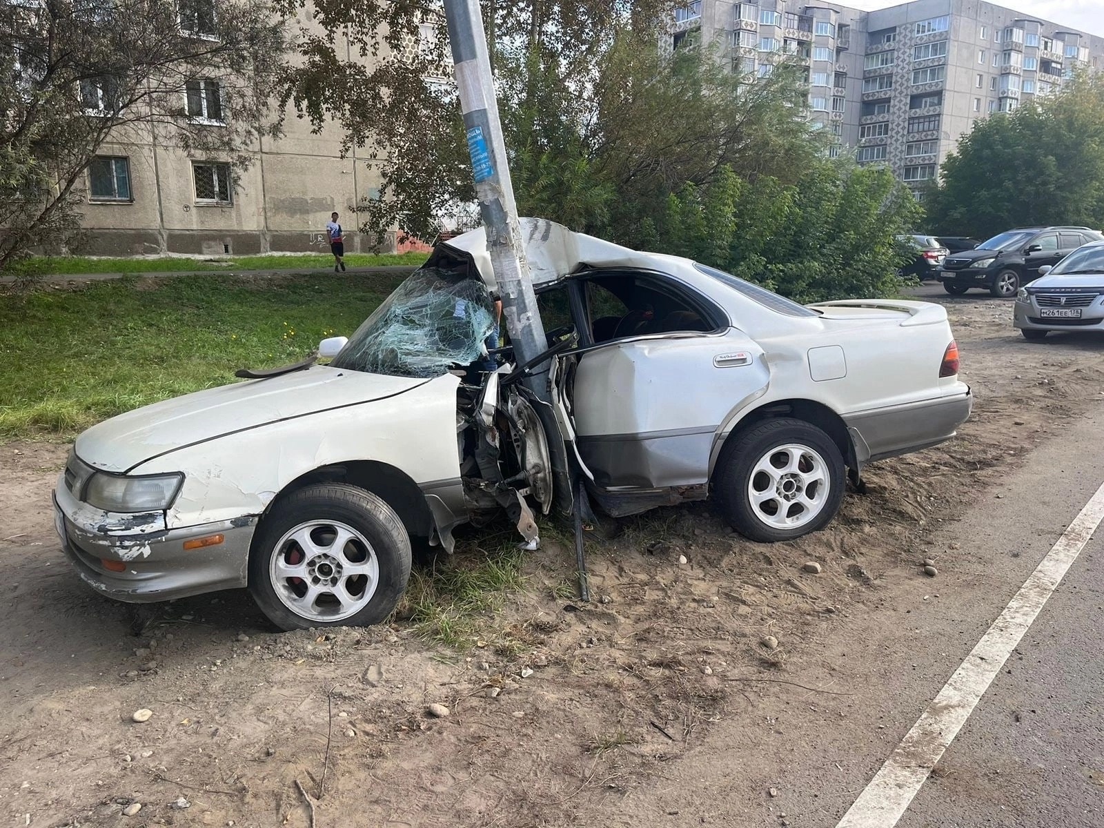 Двое детей попали в больницу: ангарчанка за рулем "Toyota Vista" врезалась в опору освещения