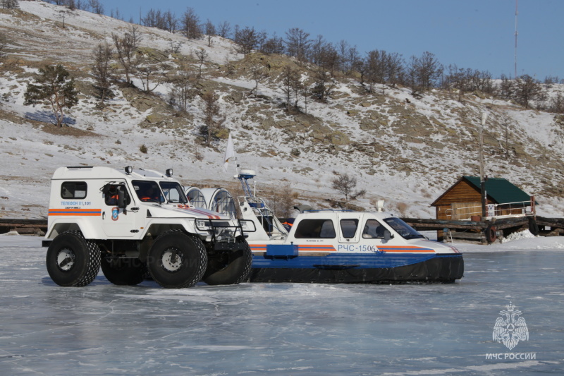 Двое мужчин на коньках провалились в ледовую трещину на Байкале