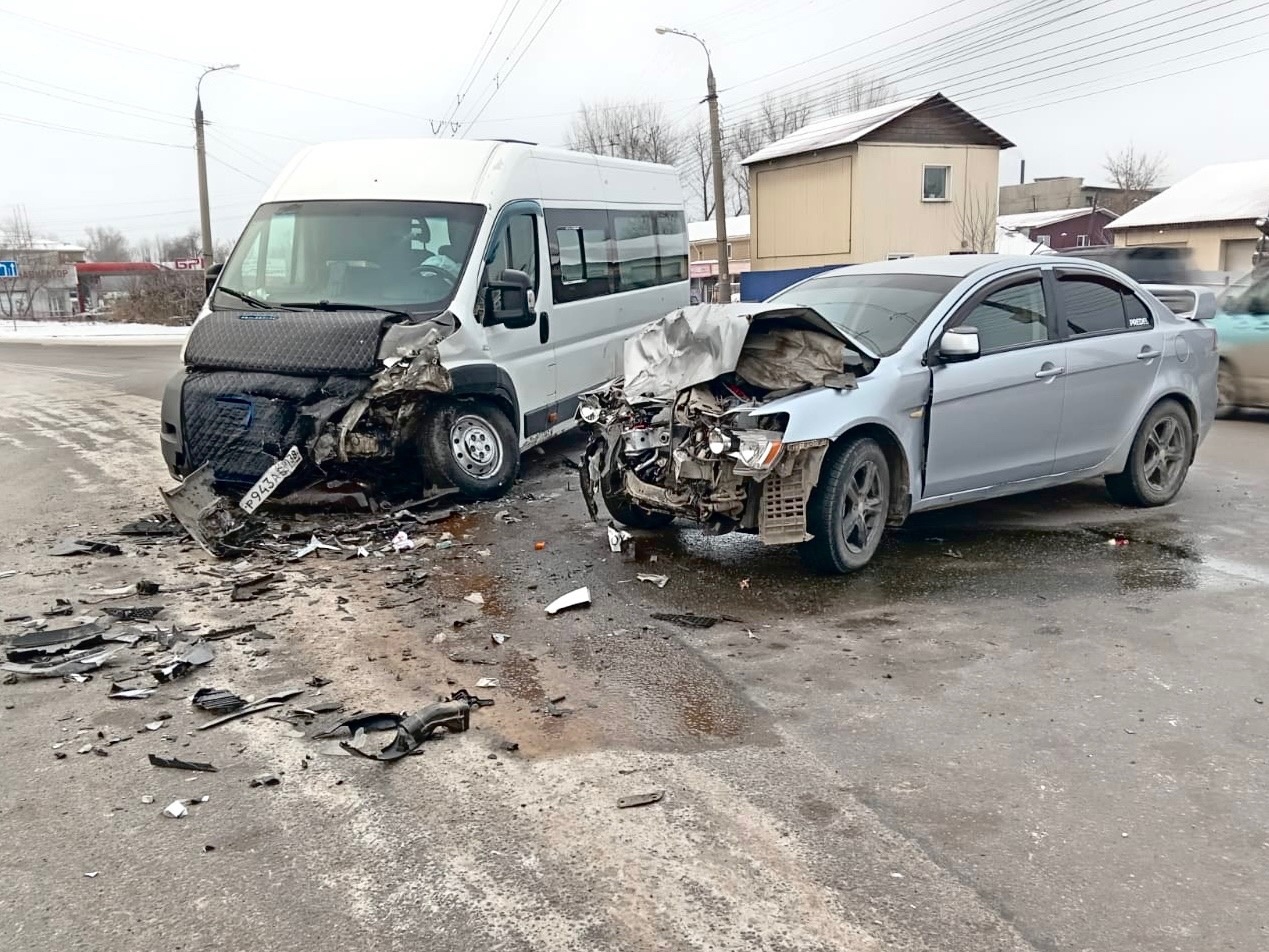 Двое водителей и трое пассажиров маршрутки пострадали в ДТП в Иркутске