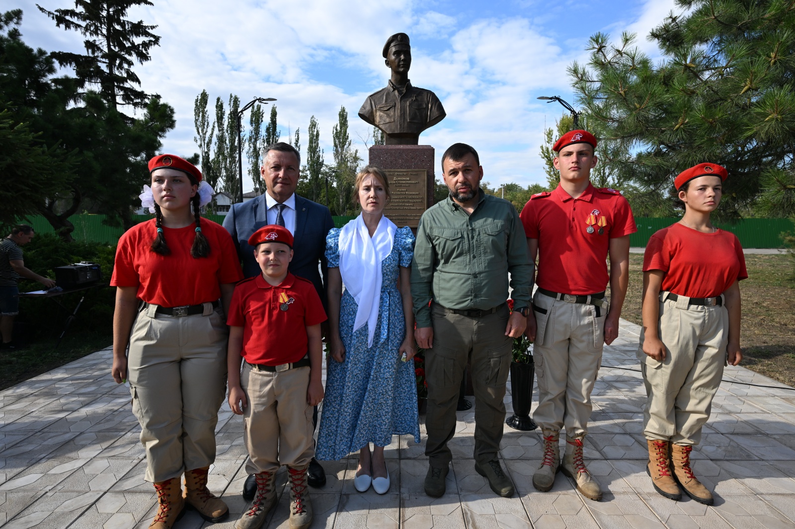 Люди у памятника в парке