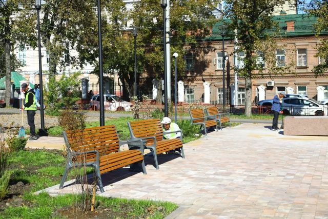 Новые лавочки, муралы и гранитный постамент: как идет благоустройство в Октябрьском округе Иркутска
