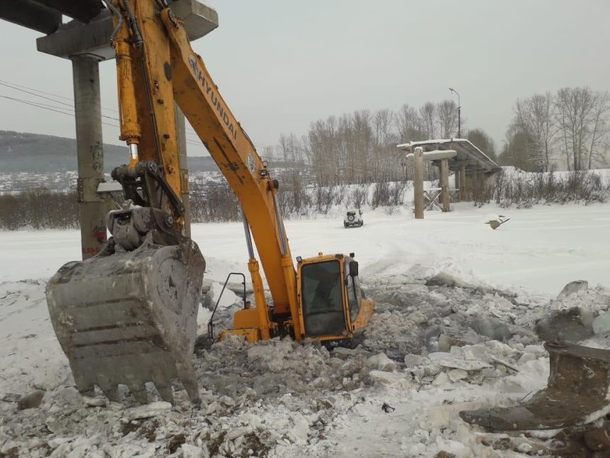 Экскаватор провалился под лед реки в Усть-Куте