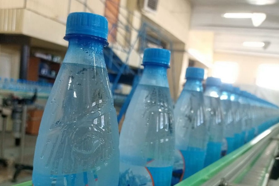 Линия производства пластиковых бутылок.