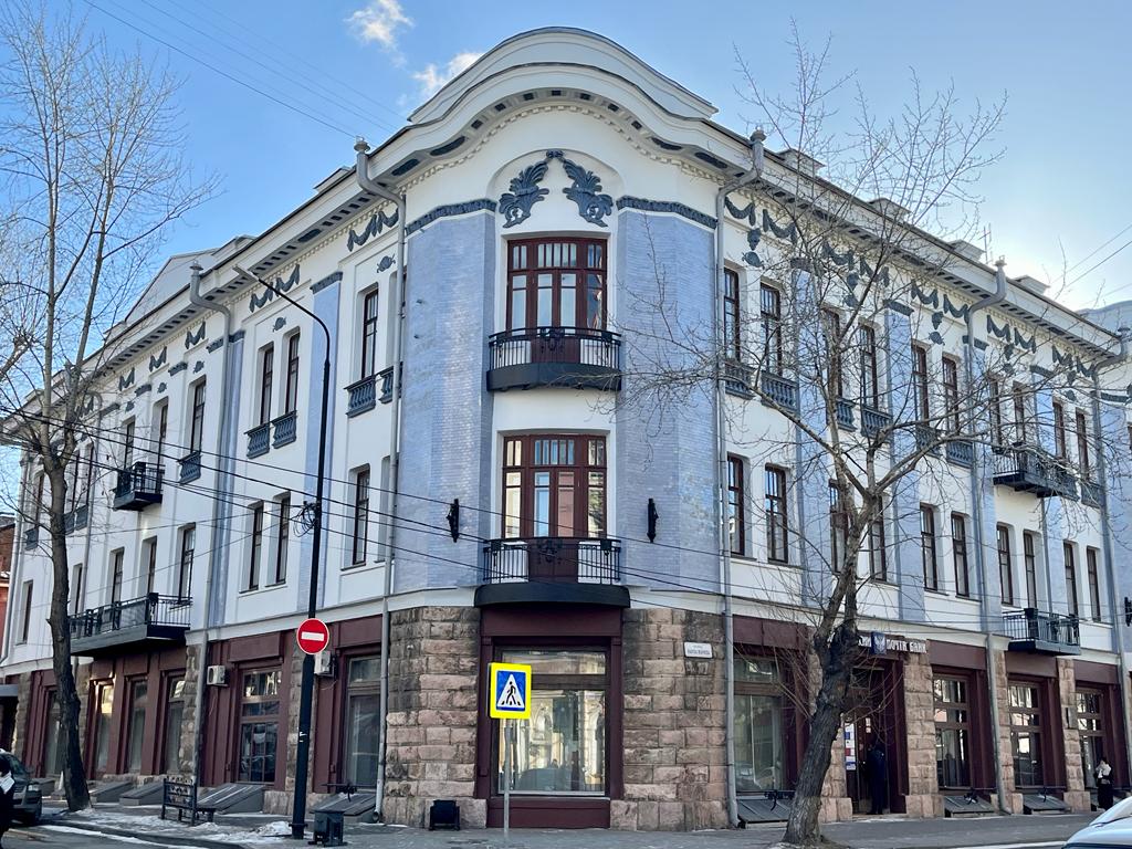 Фасад здания-памятника областного музыкального колледжа отремонтировали в Иркутске