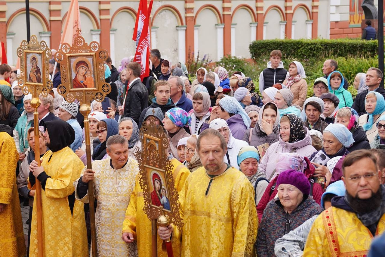 Религиозная процессия с иконами, много участников.