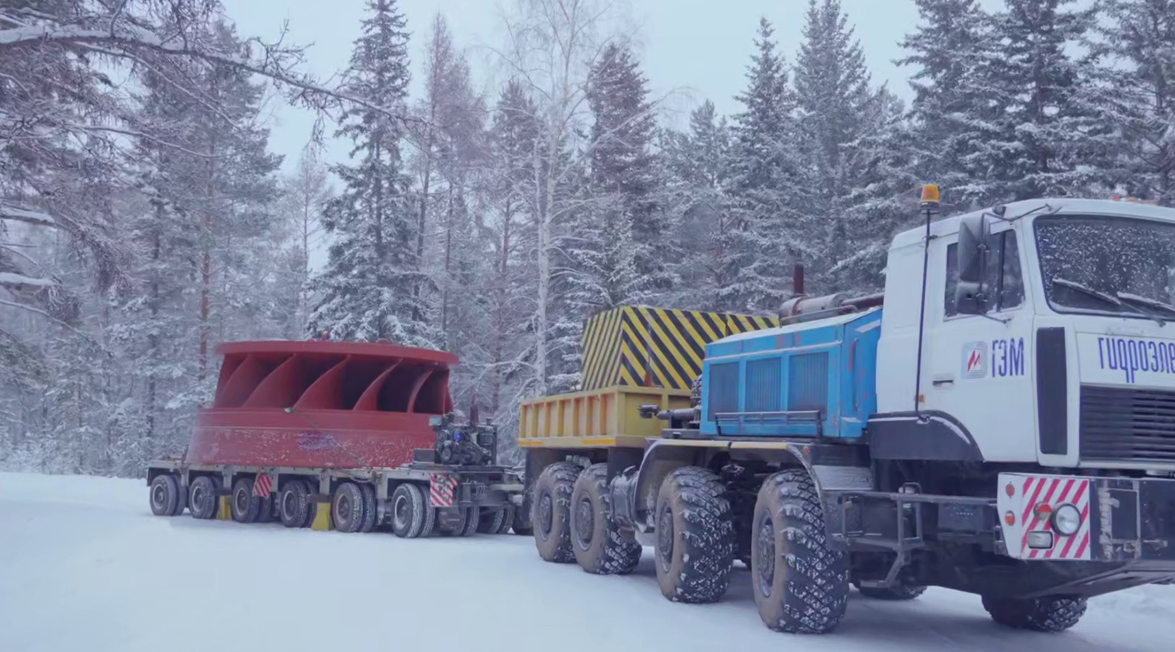 Тяжёлый грузовик на заснеженной лесной дороге
