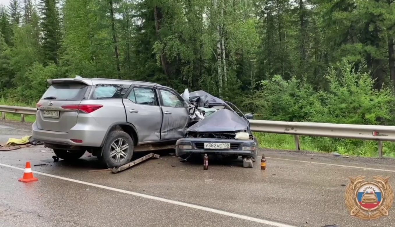Автомобильная авария на дороге в лесу.