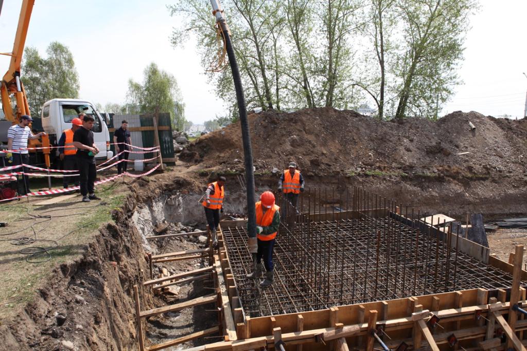 Фундамент будущей стелы «Иркутск – город трудовой доблести» начали заливать на Байкальском кольце
