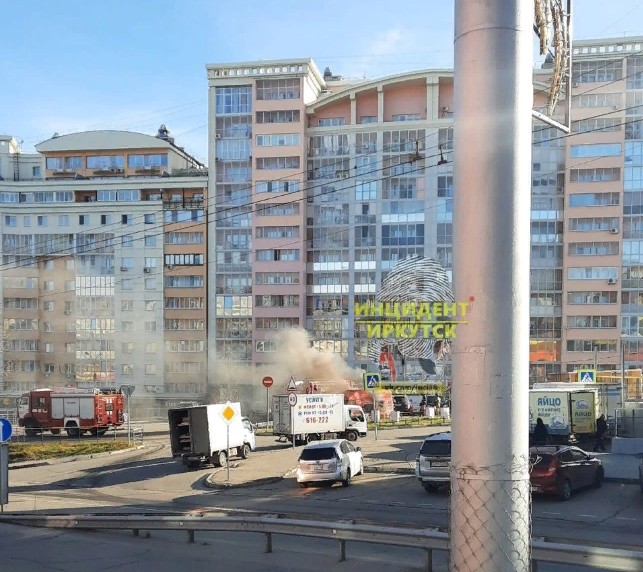 Фургон с фастфудом сгорел недалеко от ТЦ "Снегирь" в Университетском