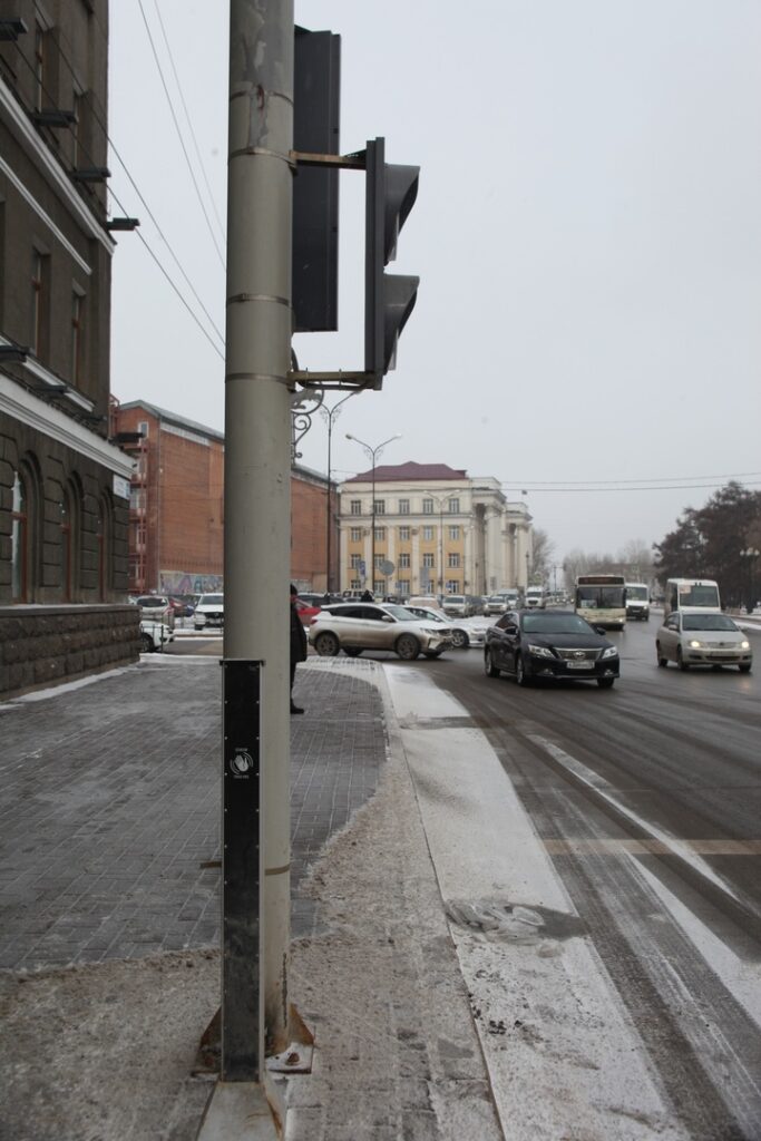 Сенсорный светофор монтируют у здания мэрии Иркутска. Фото